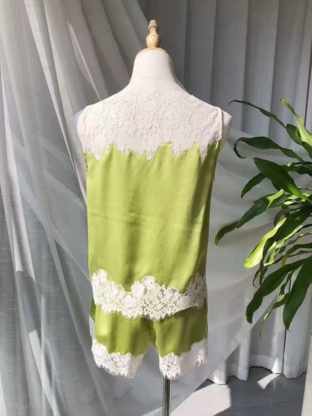 NWT Doen Iona Green Silk Lace-Trim Sleep Shorts with Cream Lace (small) - Picture 4 of 9
